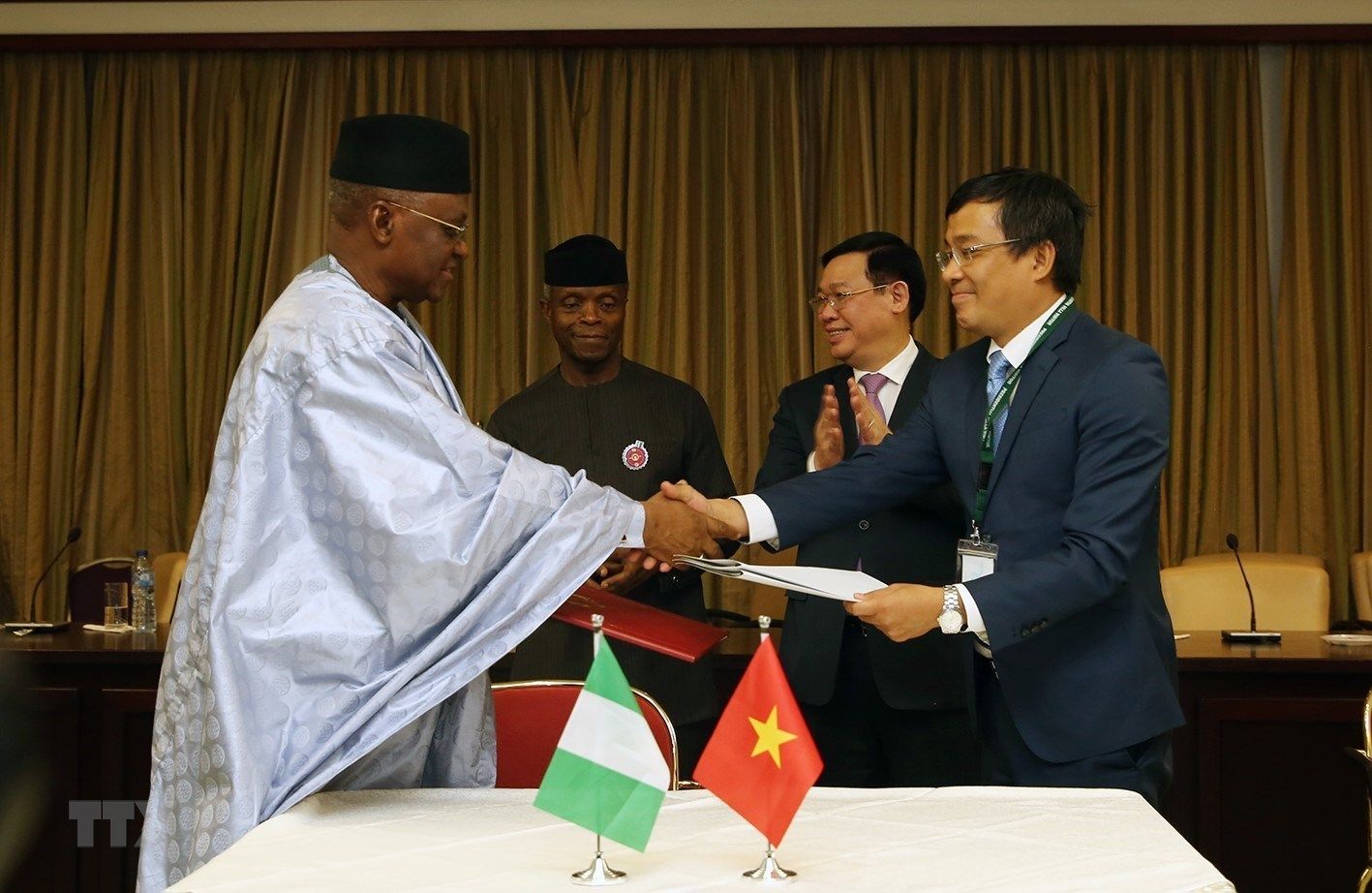 Phó Thủ tướng Vương Đình Huệ hội đàm với Phó Tổng thống Nigeria