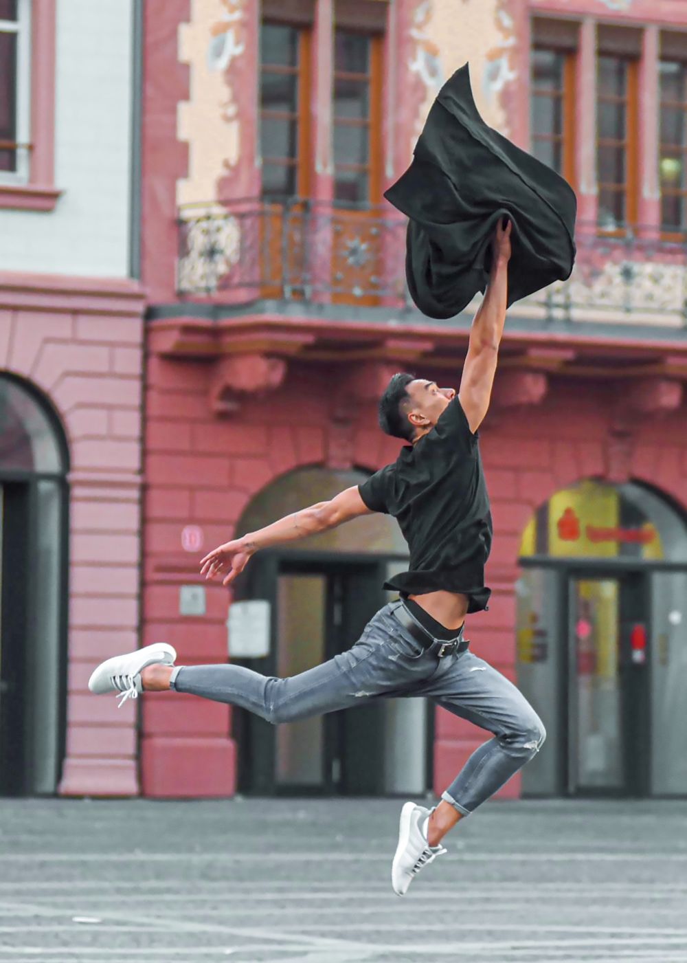 Biên đạo múa Trần Tiến Huy: Xây nhịp cầu với ngôn ngữ riêng của múa đương đại