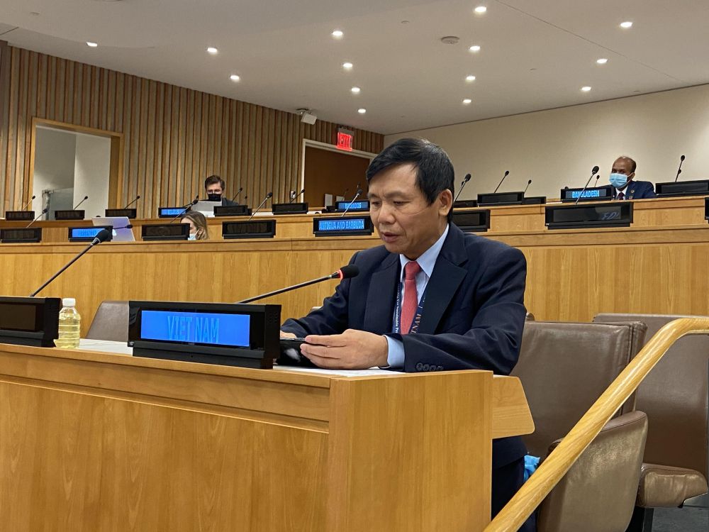 Đại sứ Đặng Đình Quý, Trưởng Phái đoàn Việt Nam tại LHQ đã có phát biểu tại đề mục về pháp quyền ở cấp độ quốc gia và quốc tế trong khuôn khổ Ủy ban Pháp lý (Ủy ban 6) của Đại hội đồng Liên hợp quốc Khóa 75 Biển Đông: Trưởng phái đoàn Việt Nam tại LHQ kêu gọi các bên liên quan tuân thủ luật pháp quốc tế, thúc đẩy xây dựng lòng tin