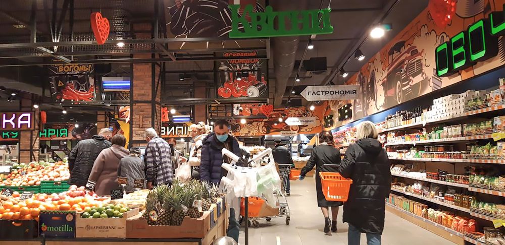 Siêu thị tại Ukraine mùa Covid-19. (Ảnh: Hoa Lý) Người Việt tại Ukraine: Nhọc nhằn mưu sinh mùa dịch