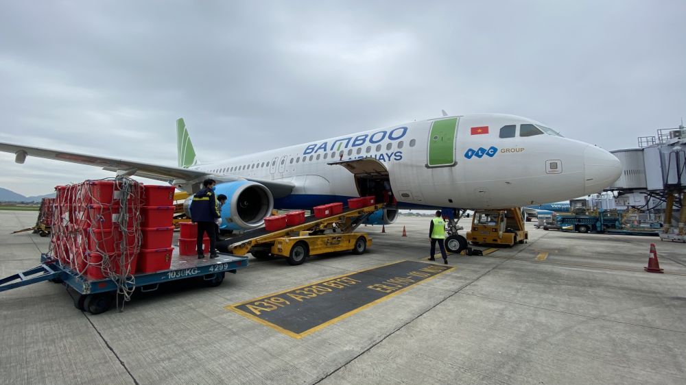 Hàng cứu trợ của Hội Chữ thập đỏ Việt Nam được vận chuyển miễn phí đến bà con vùng lũ. (Nguồn: Hội Chữ thập đỏ Việt Nam) Lũ lụt miền Trung: Hãy làm theo mệnh lệnh từ trái tim!