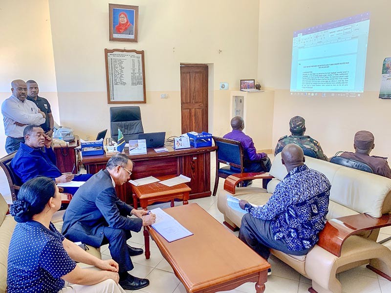 Đại sứ Nguyễn Nam Tiến làm việc với Chủ tịch huyện đảo Mafia Martin S. Ntemo. Đại sứ Nguyễn Nam Tiến làm việc với Chủ tịch huyện đảo Mafia Martin S. Ntemo.