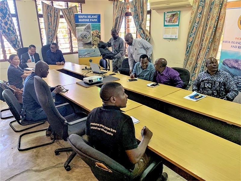 Đại sứ Nguyễn Nam Tiến thăm Văn phòng Công viên Biển Mafia và gặp làm việc với Giám đốc Amin Abdallah. Đại sứ Nguyễn Nam Tiến thăm Văn phòng Công viên Biển Mafia và gặp làm việc với Giám đốc Amin Abdallah.