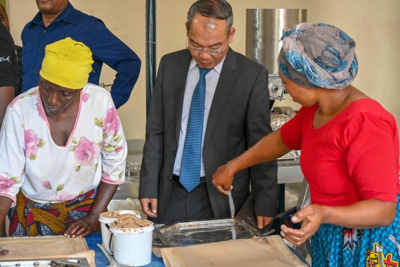 Đại sứ Nguyễn Nam Tiến thăm cơ sở sản xuất dầu dừa. Đại sứ Nguyễn Nam Tiến thăm cơ sở sản xuất dầu dừa.