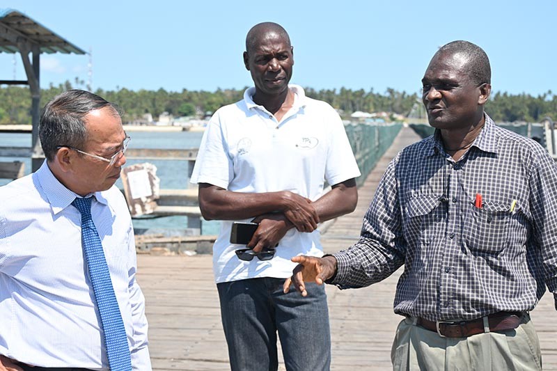 Đại sứ Nguyễn Nam Tiến thăm thăm khu bến phà của huyện đảo Mafia. Đại sứ Nguyễn Nam Tiến thăm thăm khu bến phà của huyện đảo Mafia.