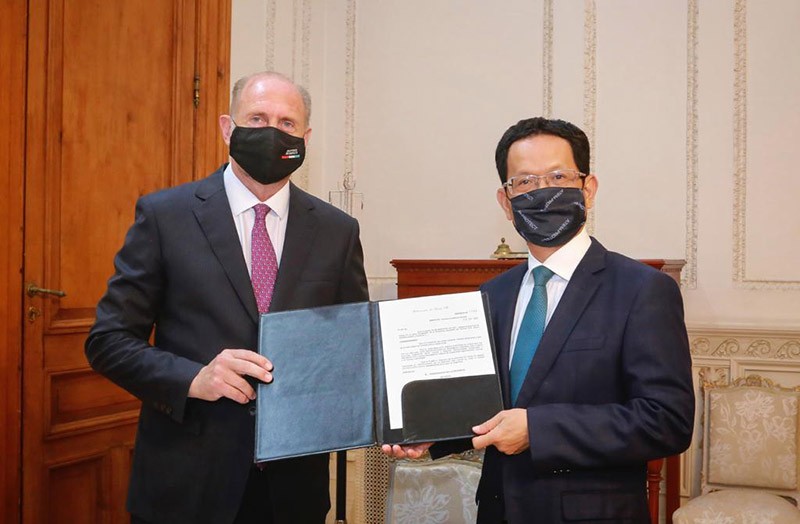 Thống đốc tỉnh Santa Fe Omar Perotti trao Quyết định vinh danh Đại sứ là khách danh dự của tỉnh.