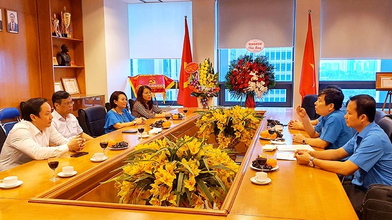 Thay mặt Ban Thường vụ Công đoàn viên chức Việt Nam, ông Nguyễn Văn Đông đã gửi tới toàn thể cán bộ, đoàn viên công đoàn Bộ Ngoại giao qua các thời kỳ những lời chúc mừng tốt đẹp nhất. Thay mặt Ban Thường vụ Công đoàn viên chức Việt Nam, ông Nguyễn Văn Đông đã gửi tới toàn thể cán bộ, đoàn viên công đoàn Bộ Ngoại giao qua các thời kỳ những lời chúc mừng tốt đẹp nhất.