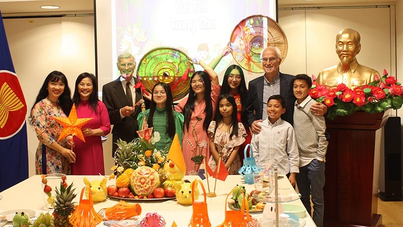 Các em nhỏ lớp tiếng Việt đã có cơ hội thể hiện năng khiếu của mình qua bài hát như Chiếc đèn ông sao, Đếm sao Các em nhỏ lớp tiếng Việt đã có cơ hội thể hiện năng khiếu của mình qua bài hát như Chiếc đèn ông sao, Đếm sao