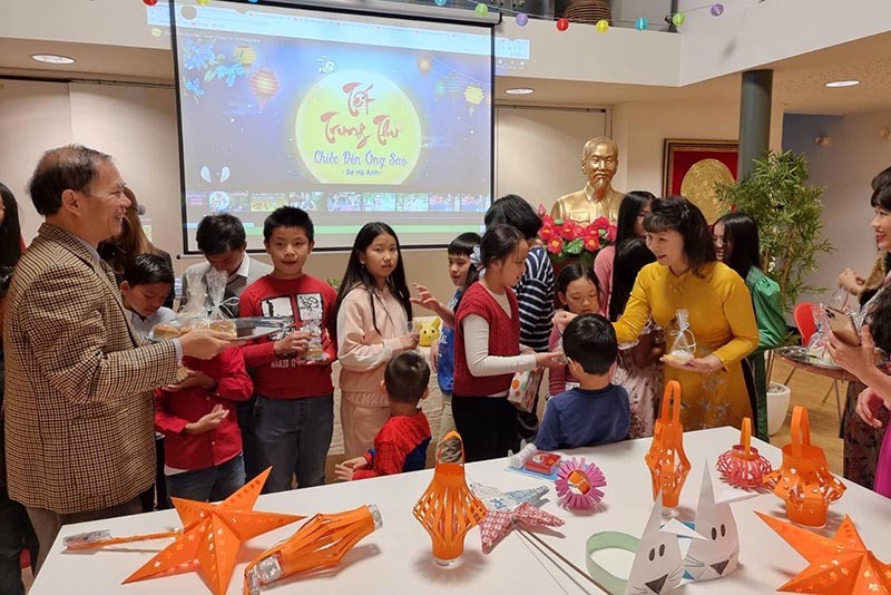 Các cháu tham dự đều rất phấn khởi được Đại sứ và phu nhân tặng quà, chia bánh Trung thu. Các cháu tham dự đều rất phấn khởi được Đại sứ và phu nhân tặng quà, chia bánh Trung thu.