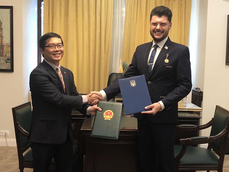 Đại sứ Việt Nam tại Ukraine Nguyễn Hồng Thạch ký thoả thuận hợp tác với Hội hoạ sỹ Ukraine và Nhà bảo trợ Gorchakov. Đại sứ Việt Nam tại Ukraine Nguyễn Hồng Thạch ký thoả thuận hợp tác với Hội hoạ sỹ Ukraine và Nhà bảo trợ Gorchakov.