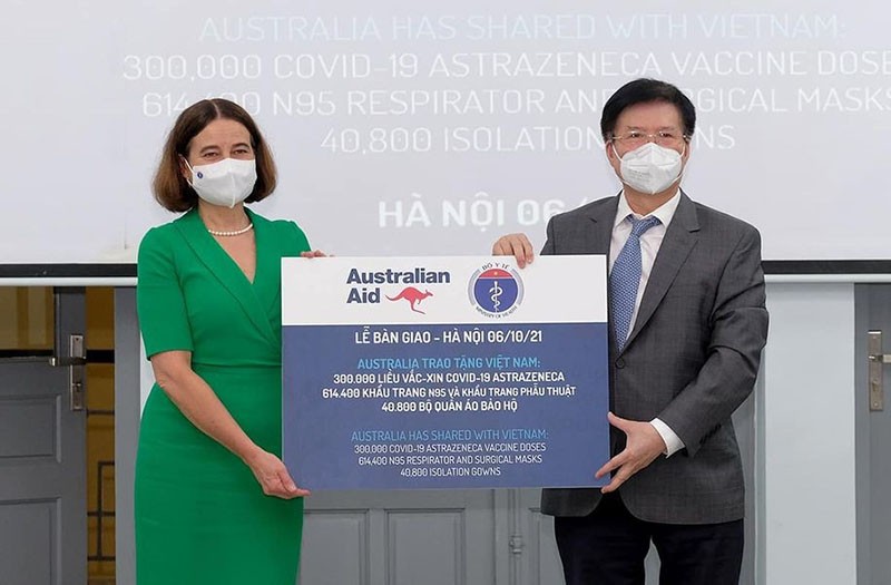 Đại sứ Australia Robyn Mudie trao 300.000 liều vaccine, 614.400 khẩu trang và 40.800 bộ quần áo bảo hộ cho Thứ trưởng Bộ Y tế Trương Quốc Cường Đại sứ Australia Robyn Mudie trao 300.000 liều vaccine, 614.400 khẩu trang và 40.800 bộ quần áo bảo hộ cho Thứ trưởng Bộ Y tế Trương Quốc Cường