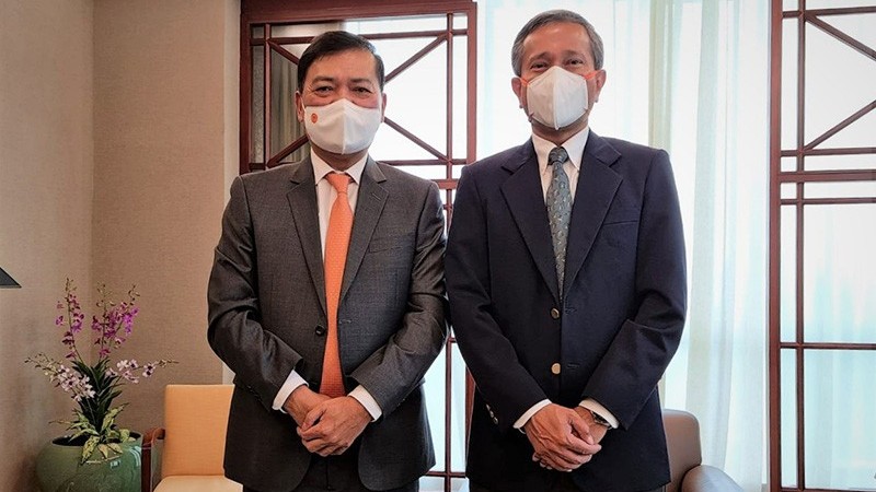 Đại sứ Mai Phước Dũng chào Bộ trưởng Ngoại giao Singapore Vivian Balakrishnan