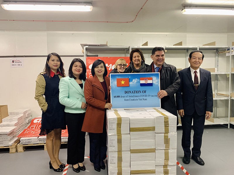 Các đại biểu dự Lễ bàn giao 60.000 liều vắc-xin AstraZeneca Chính phủ Croatia tặng Việt Nam