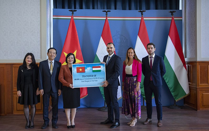 Các đại biểu tham dự lễ bàn giao 400.000 liều vắc-xin AstraZeneca Chính phủ Hungary nhượng lại cho Việt Nam