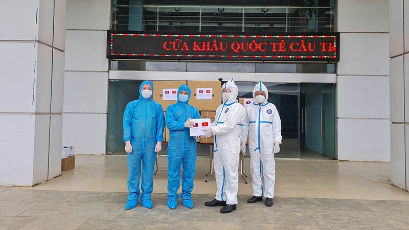 Bộ Công an bàn giao vật tư y tế hỗ trợ Bộ Công an Lào phòng, chống dịch Covid-19 Bộ Công an bàn giao vật tư y tế hỗ trợ Bộ Công an Lào phòng, chống dịch Covid-19