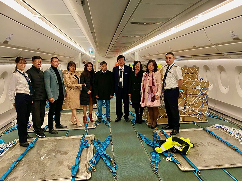 Số vaccine AstraZeneca ngừa Covid-19 gồm 100.000 liều do Chính phủ Slovakia tặng, 60.000 liều do Chính phủ Croatia tặng và 400.000 liều do Chính phủ Hungary nhượng lại cho Việt Nam theo cơ chế phi lợi nhuận.