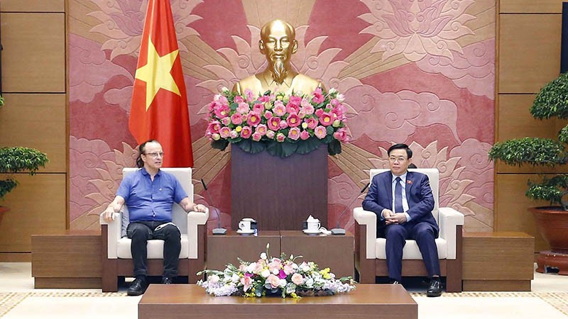 Chủ tịch Quốc hội Vương Đình Huệ tiếp ông Milovan Stankov, Giám đốc Công ty công nghệ NG Biotech, Pháp. (Nguồn: TTXVN) Chủ tịch Quốc hội Vương Đình Huệ tiếp ông Milovan Stankov, Giám đốc Công ty công nghệ NG Biotech, Pháp. (Nguồn: TTXVN)