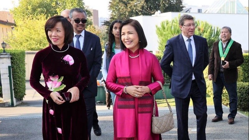 Phái đoàn Việt Nam tại Geneva gặp gỡ cộng đồng và tổ chức quyên góp ủng hộ Trường Sa