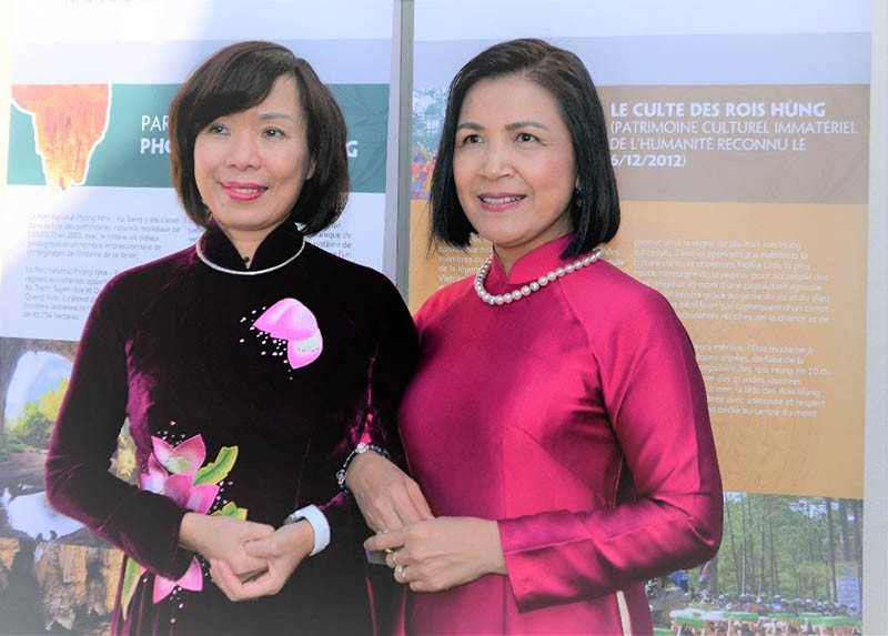 Đại sứ tại Thụy Sỹ Lê Linh Lan và Đại sứ Lê Thị Tuyết Mai, Trưởng Phái đoàn Việt Nam tại Geneva cùng chào mừng các vị khách quý và bạn bè trong Ngày Văn hoá Việt Nam - Thụy Sỹ, 16/10.