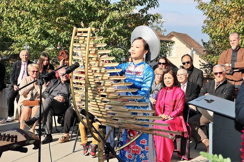 Nghệ sỹ Nguyễn Minh Trang, người Việt ở Lausanne, trình diễn đàn T’rưng trong Ngày Văn hóa Việt Nam – Thụy Sỹ tại Phái đoàn Việt Nam tại Geneva, 16/10.
