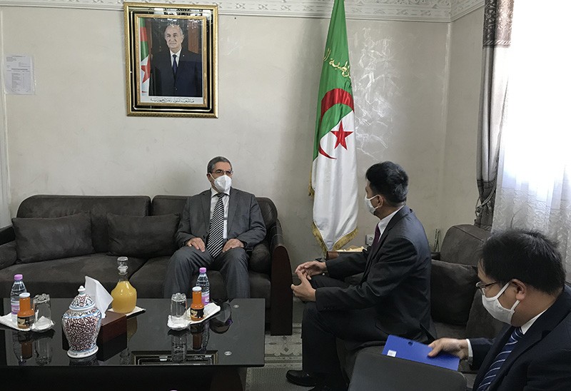 Đại sứ Nguyễn Thành Vinh trao đổi với Tỉnh trưởng Constantine Messaoud Djari Đại sứ Nguyễn Thành Vinh trao đổi với Tỉnh trưởng Constantine Messaoud Djari