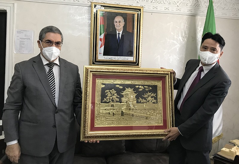 Đại sứ Nguyễn Thành Vinh tặng quà lưu niệm Tỉnh trưởng Constantine Messaoud Djari. Đại sứ Nguyễn Thành Vinh tặng quà lưu niệm Tỉnh trưởng Constantine Messaoud Djari.