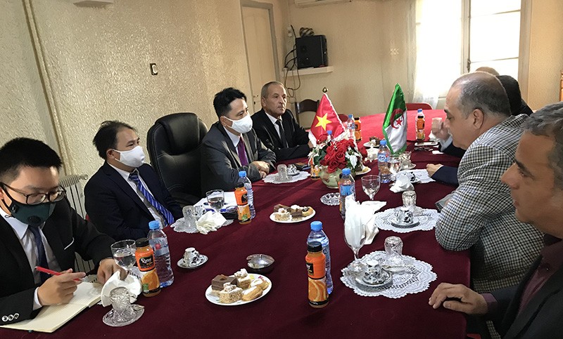 Đại sứ Nguyễn Thành Vinh làm việc với Chủ tịch Phòng Thương mại và Công nghiệp Constantine Souici Larbi. Đại sứ Nguyễn Thành Vinh làm việc với Chủ tịch Phòng Thương mại và Công nghiệp Constantine Souici Larbi.