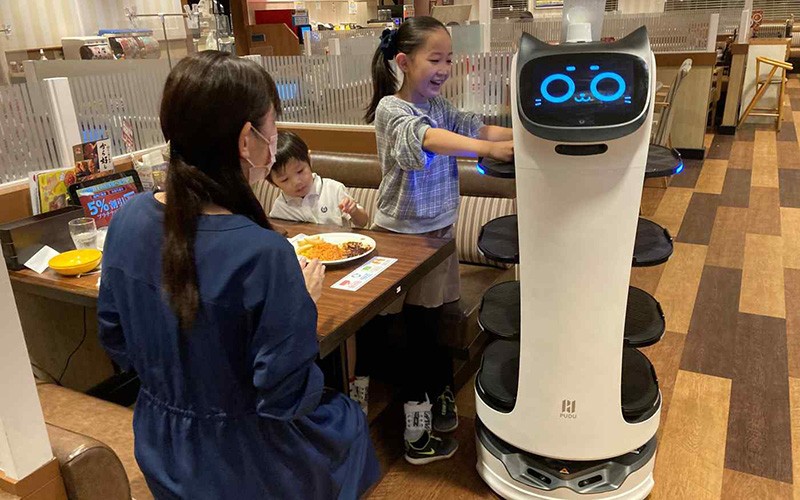 Skylark thử nghiệm robot phục vụ tại các nhà hàng gia đình ở Tokyo, Nhật Bản. (Nguồn: Skylark) Skylark thử nghiệm robot phục vụ tại các nhà hàng gia đình ở Tokyo, Nhật Bản. (Nguồn: Skylark)