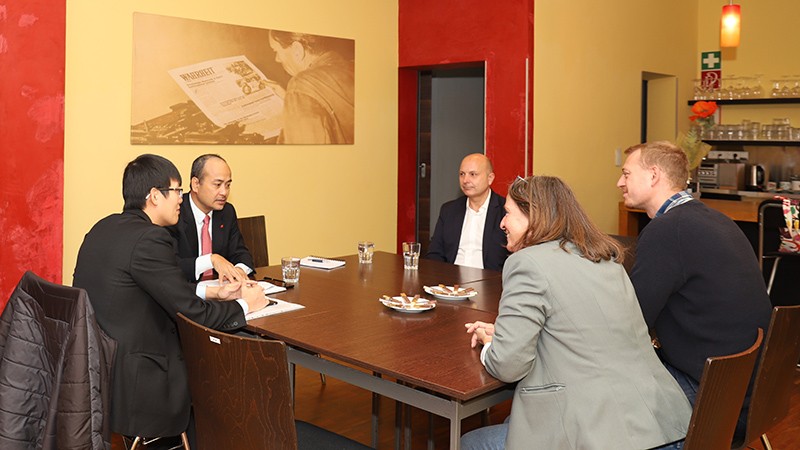 Đại sứ Nguyễn Trung Kiên gặp và làm việc với bà Elke Kahr, Chủ tịch Đảng Cộng sản tại bang Styria, Áo.