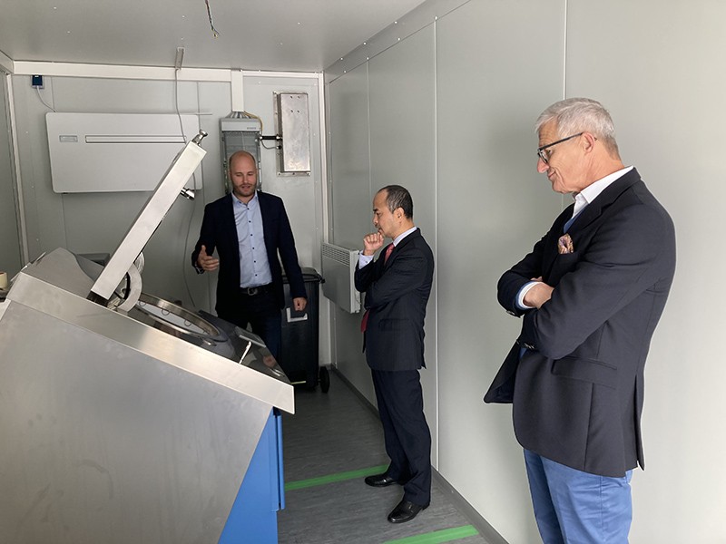 Đại sứ Nguyễn Trung Kiên thăm doanh nghiệp địa phương Christof Industries. Đại sứ Nguyễn Trung Kiên thăm doanh nghiệp địa phương Christof Industries.