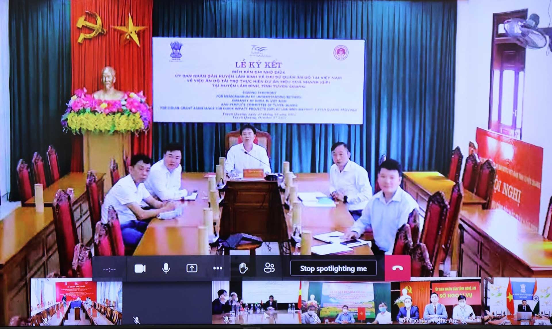 Đại sứ Ấn Độ tại Việt Nam Pranay Verma và Phó Chủ tịch Ủy ban Nhân dân tỉnh Quảng Bình Hồ An Phong chủ trì lễ ký. Đại sứ Ấn Độ tại Việt Nam Pranay Verma và Phó Chủ tịch Ủy ban Nhân dân tỉnh Quảng Bình Hồ An Phong chủ trì lễ ký.