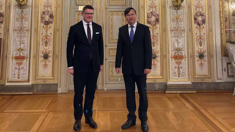 Tổng Lãnh sự Việt Nam tại Frankfurt am Main, Lê Quang Long và Chủ tịch Quốc hội bang Hessen Boris Rhine. 