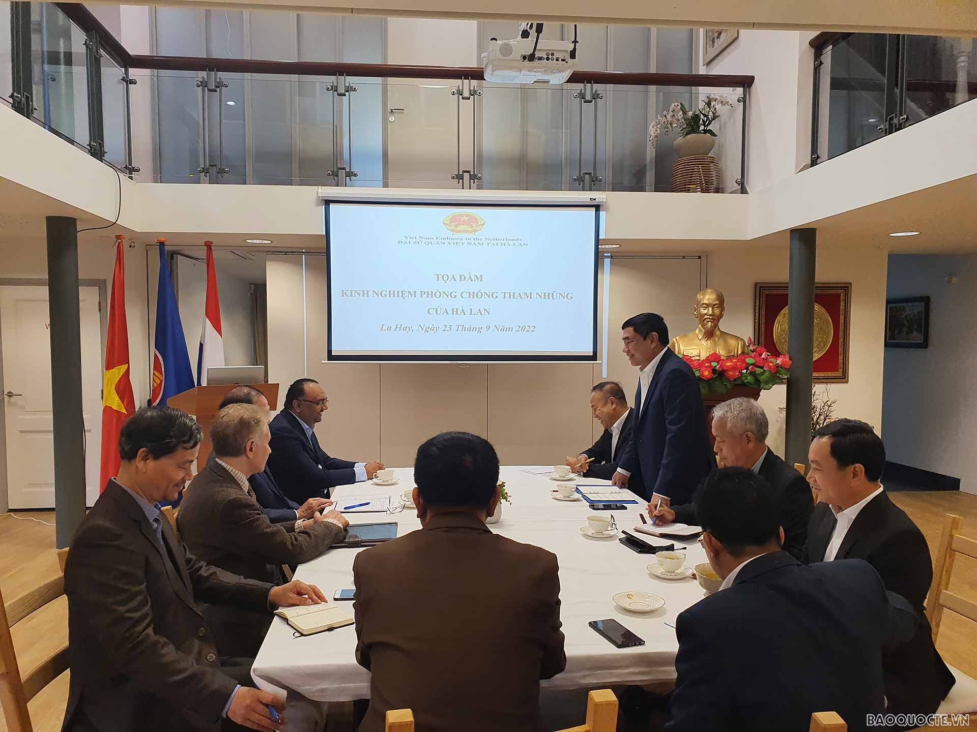 Phó Trưởng ban Nội chính Trung ương Trần Quốc Cường cùng Đại sứ quán Việt Nam tại Hà Lan làm việc với các chuyên gia luật cao cấp của Bộ Xã hội và Việc làm Hà Lan về kinh nghiệm phòng chống tham nhũng. Phó Trưởng ban Nội chính Trung ương Trần Quốc Cường cùng Đại sứ quán Việt Nam tại Hà Lan làm việc với các chuyên gia luật cao cấp của Bộ Xã hội và Việc làm Hà Lan về kinh nghiệm phòng chống tham nhũng.