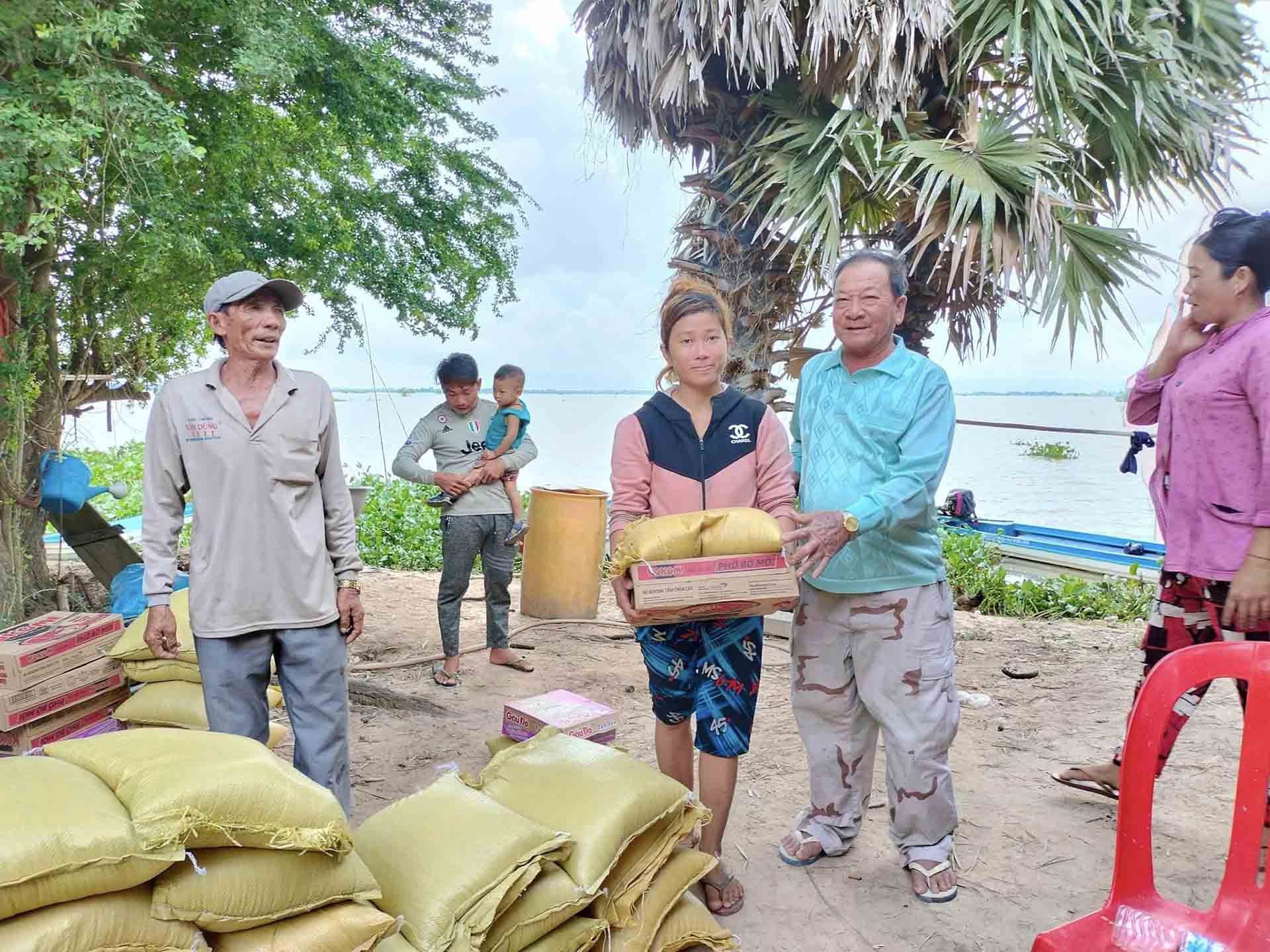 Hội Khmer-Việt Nam tại Campuchia giúp đỡ bà con gốc Việt tại Campuchia. (Nguồn: Hội Khmer-Việt Nam tại Campuchia) Hội Khmer-Việt Nam tại Campuchia giúp đỡ bà con gốc Việt tại Campuchia. (Nguồn: Hội Khmer-Việt Nam tại Campuchia)