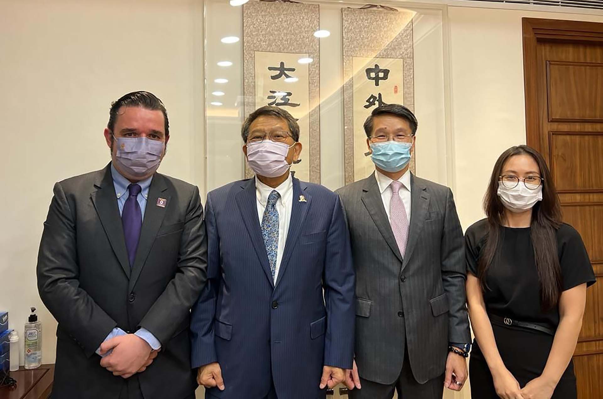 (Từ trái sang phải): Ông Laurie Pearcey, Trợ lý Phó Hiệu trưởng phụ trách phát triển đối ngoại; Giáo sư Rocky. S Tuan, Hiệu trưởng trường CUHK; Tổng Lãnh sự Phạm Bình Đàm.