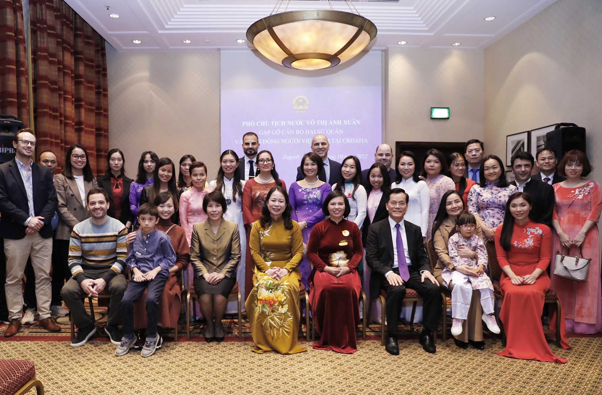 Phó Chủ tịch nước Võ Thị Ánh Xuân cùng các đại biểu và đại diện cộng đồng người Việt Nam đang sinh sống và làm việc tại Croatia. (Nguồn: TTXVN)