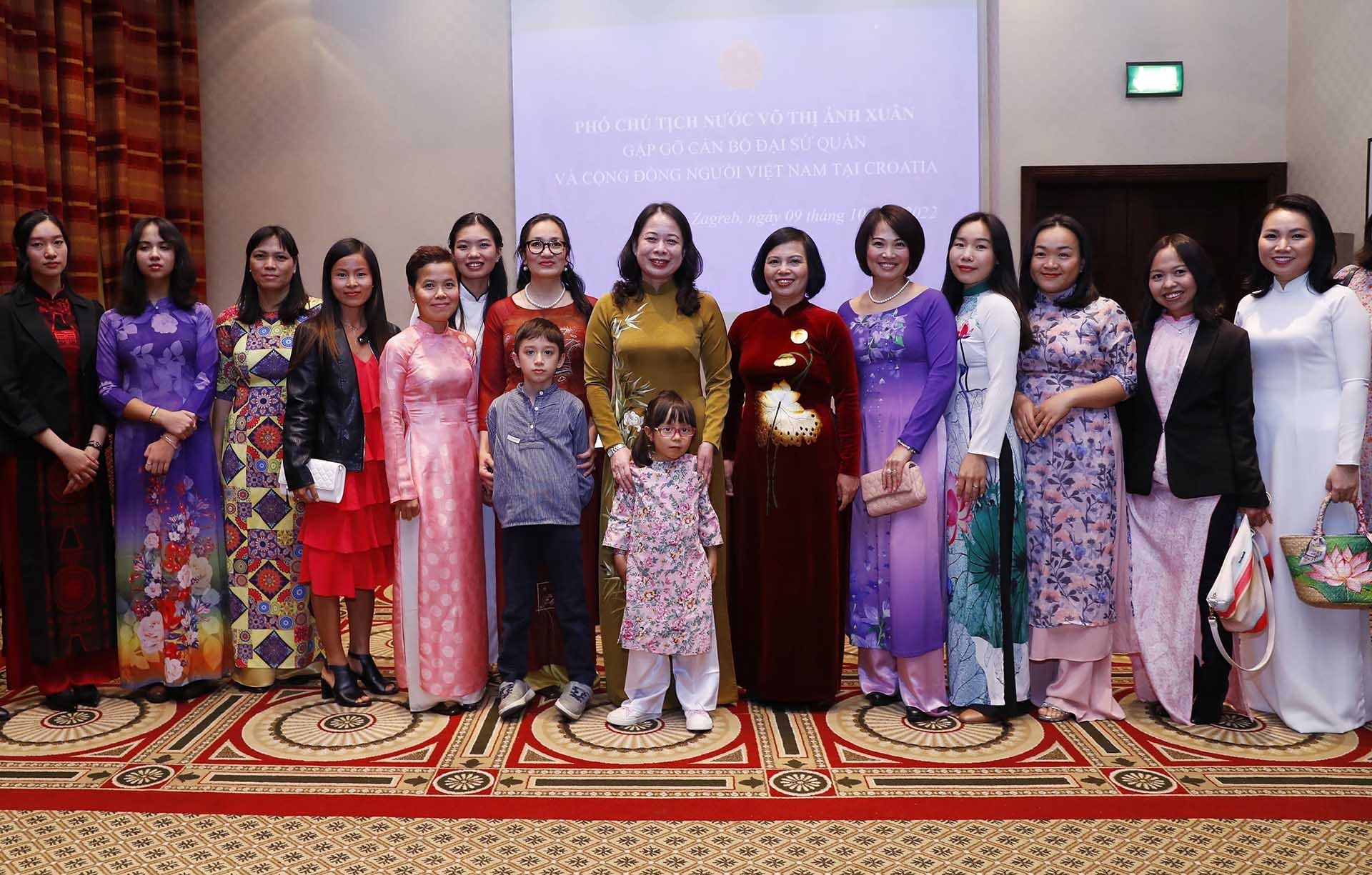 Phó Chủ tịch nước Võ Thị Ánh Xuân với đại diện cộng đồng người Việt Nam đang sinh sống và làm việc tại Croatia. (Nguồn: TTXVN)