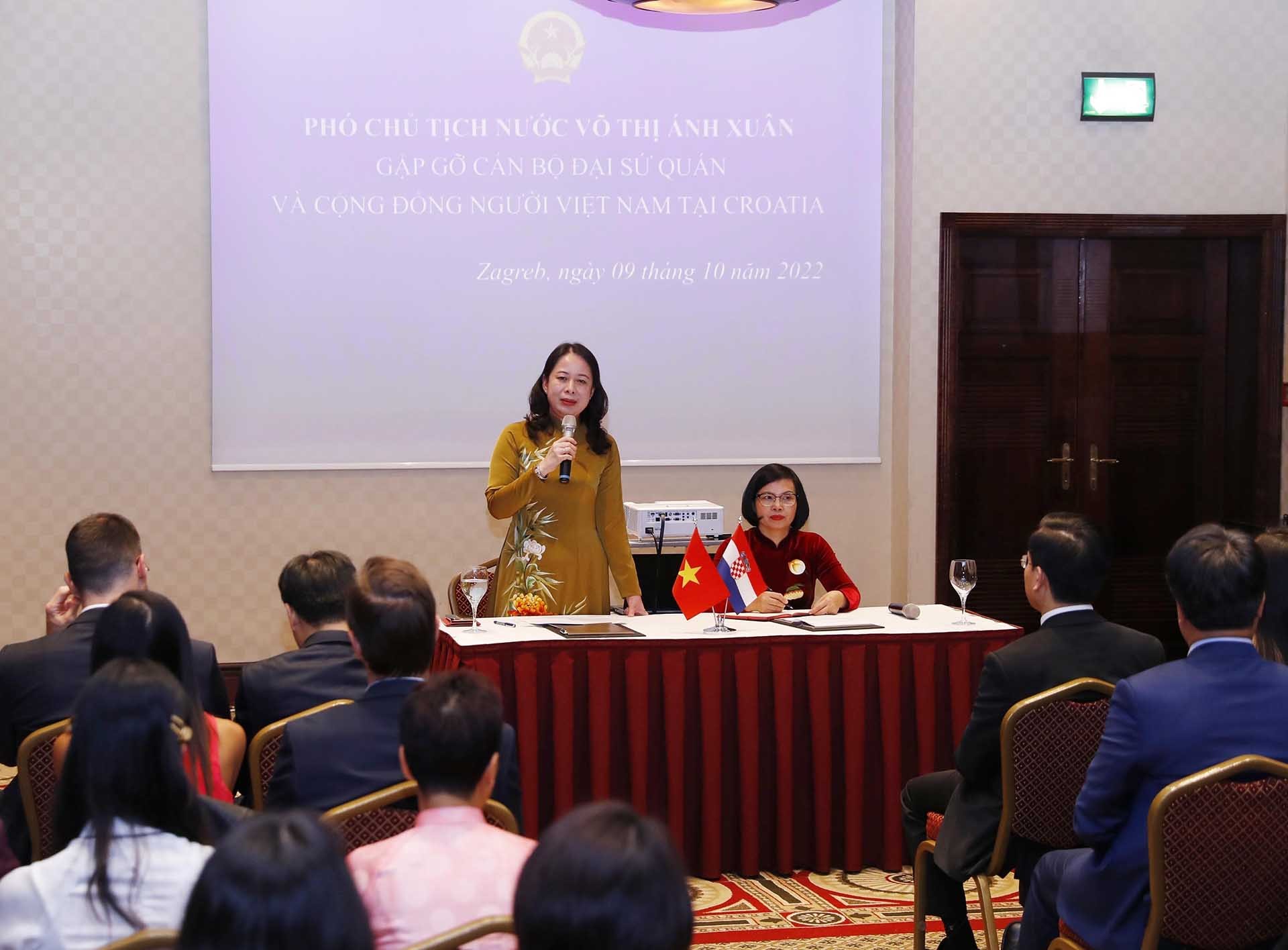 Phó Chủ tịch nước Võ Thị Ánh Xuân nói chuyện với cán bộ, nhân viên Đại sứ quán Việt Nam tại Hungary kiêm nhiệm Croatia và đại diện cộng đồng người Việt Nam đang sinh sống và làm việc tại Croatia. (Nguồn: TTXVN)