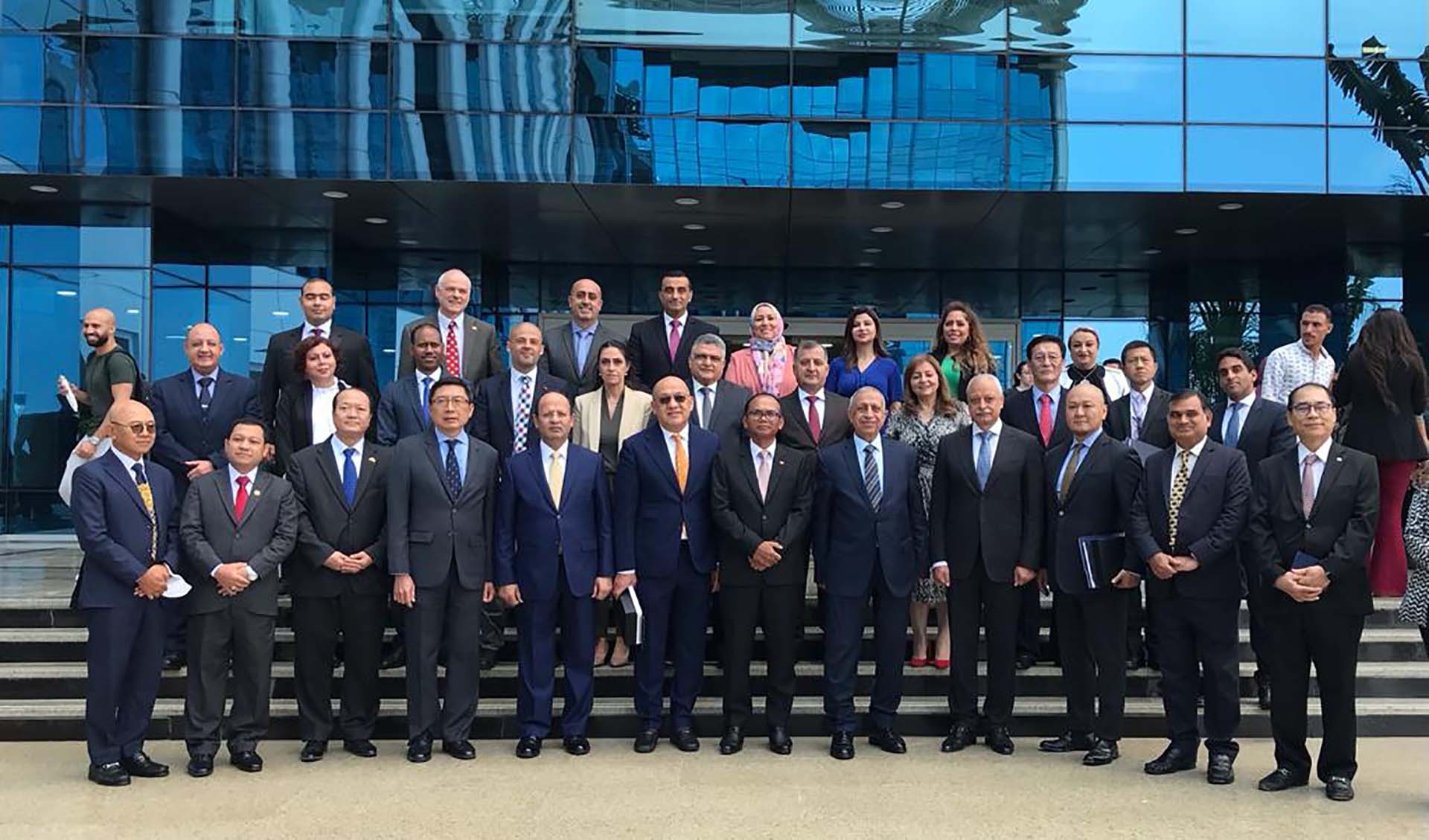 Đại sứ Nguyễn Huy Dũng tiếp xúc với Học viện khoa học, kỹ thuật, hàng hải Arab