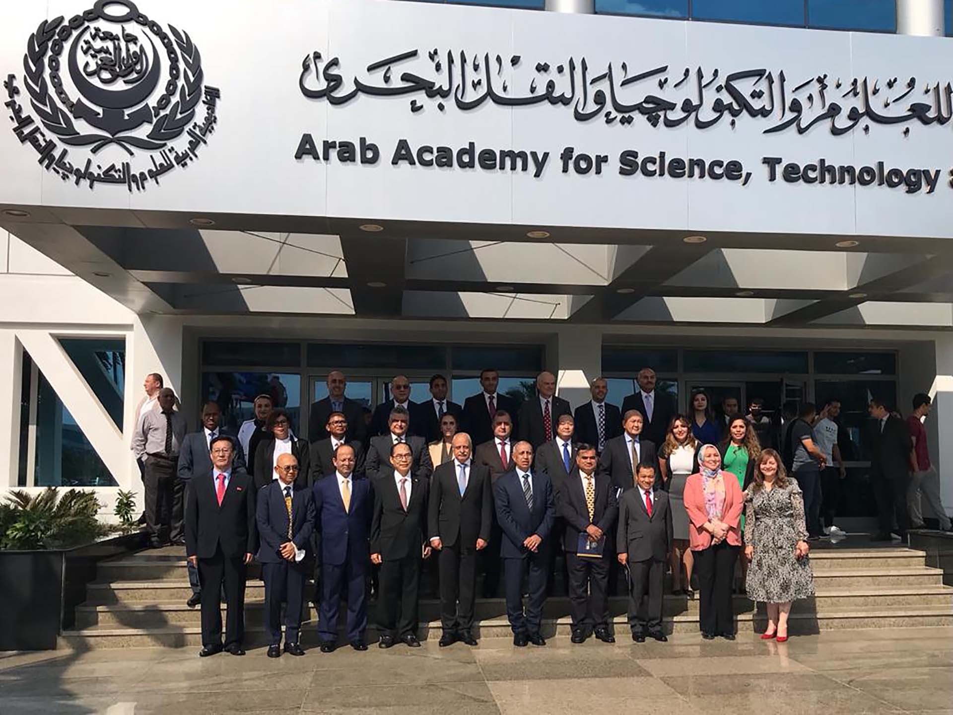 Đại sứ Nguyễn Huy Dũng tiếp xúc với Học viện khoa học, kỹ thuật, hàng hải Arab