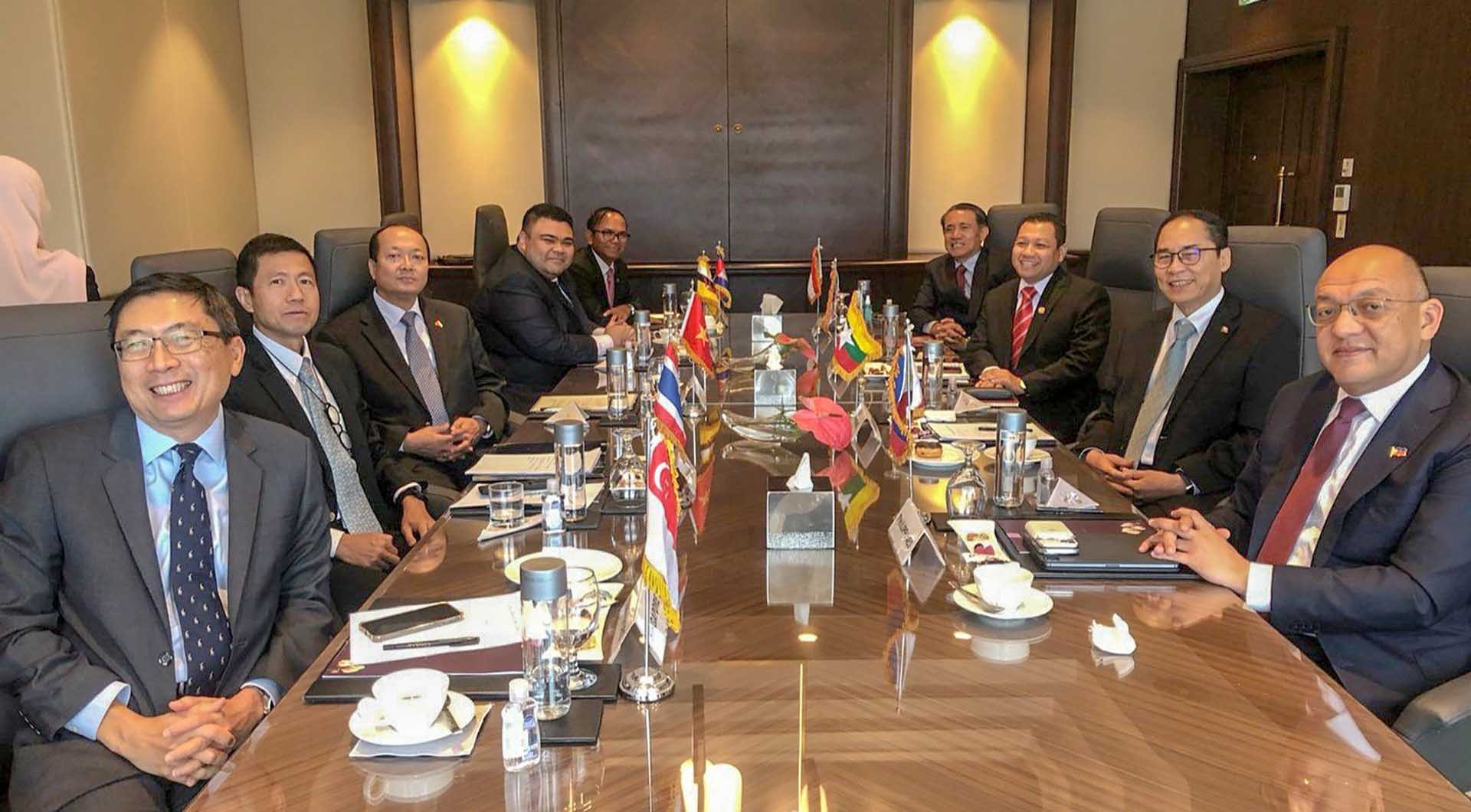 Đại sứ các nước ASEAN bày tỏ tin tưởng Việt Nam với kinh nghiệm của mình sẽ hoàn thành tốt vai trò Chủ tịch. Đại sứ các nước ASEAN bày tỏ tin tưởng Việt Nam với kinh nghiệm của mình sẽ hoàn thành tốt vai trò Chủ tịch.