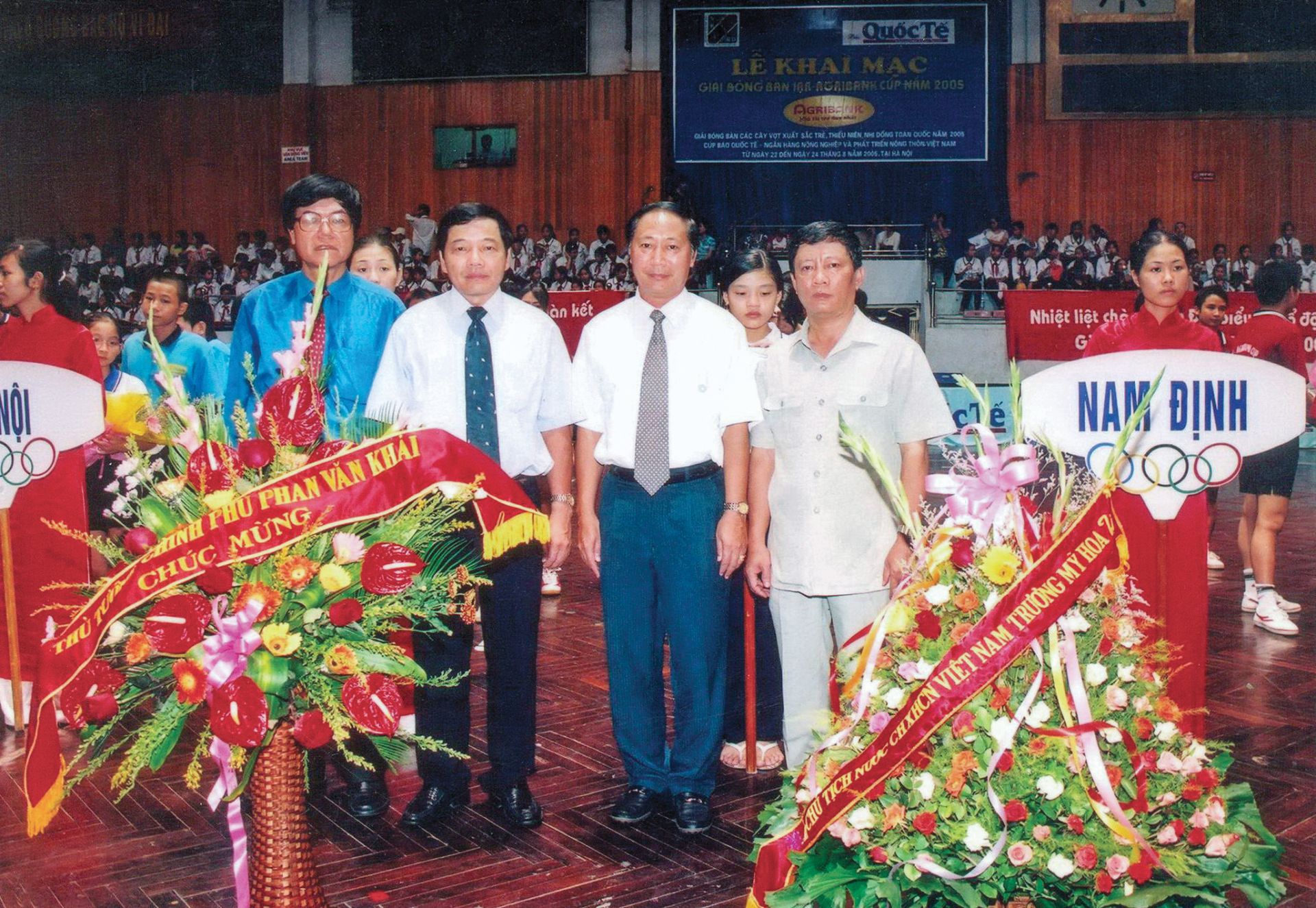 Tổng Biên tập báo Quốc Tế Nguyễn Văn Vĩnh (thứ nhất từ trái) chụp ảnh cùng các đại biểu tại Lễ khai mạc Giải Bóng bàn các tay vợt xuất sắc trẻ, thiếu niên, nhi đồng toàn quốc do Báo tổ chức. tgvn-30-nam-bao-the-gioi-viet-nam-qua-nhung-buc-anh-43