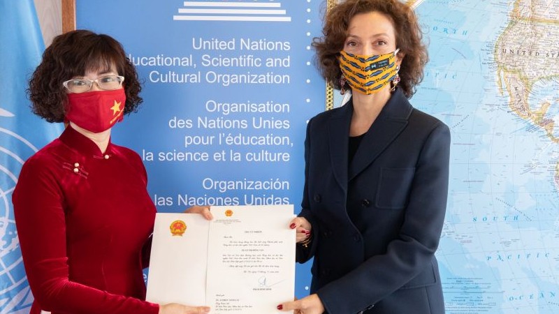 Đại sứ Việt Nam trình Thư ủy nhiệm lên Tổng Giám đốc UNESCO