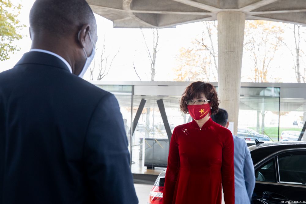 Đại sứ Việt Nam trình Thư ủy nhiệm lên Tổng Giám đốc UNESCO