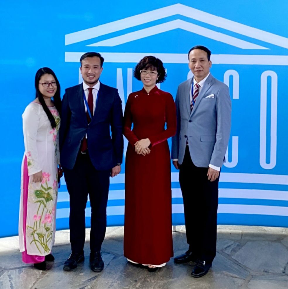 Đại sứ Việt Nam trình Thư ủy nhiệm lên Tổng Giám đốc UNESCO