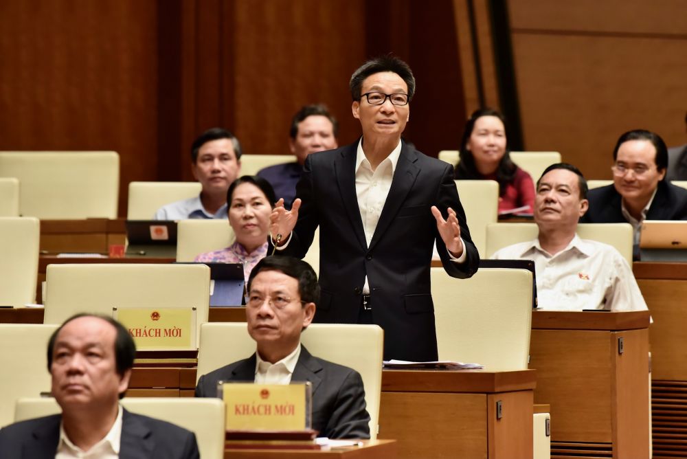 Phó Thủ tướng Vũ Đức Đam: Tất cả các ý kiến đều rất tâm huyết, trách nhiệm với mong muốn góp ý cho Bộ GD&ĐT, ngành giáo dục để có một bộ SGK thật tốt. Quốc hội thảo luận về tình hình kinh tế-xã hội và ngân sách nhà nước