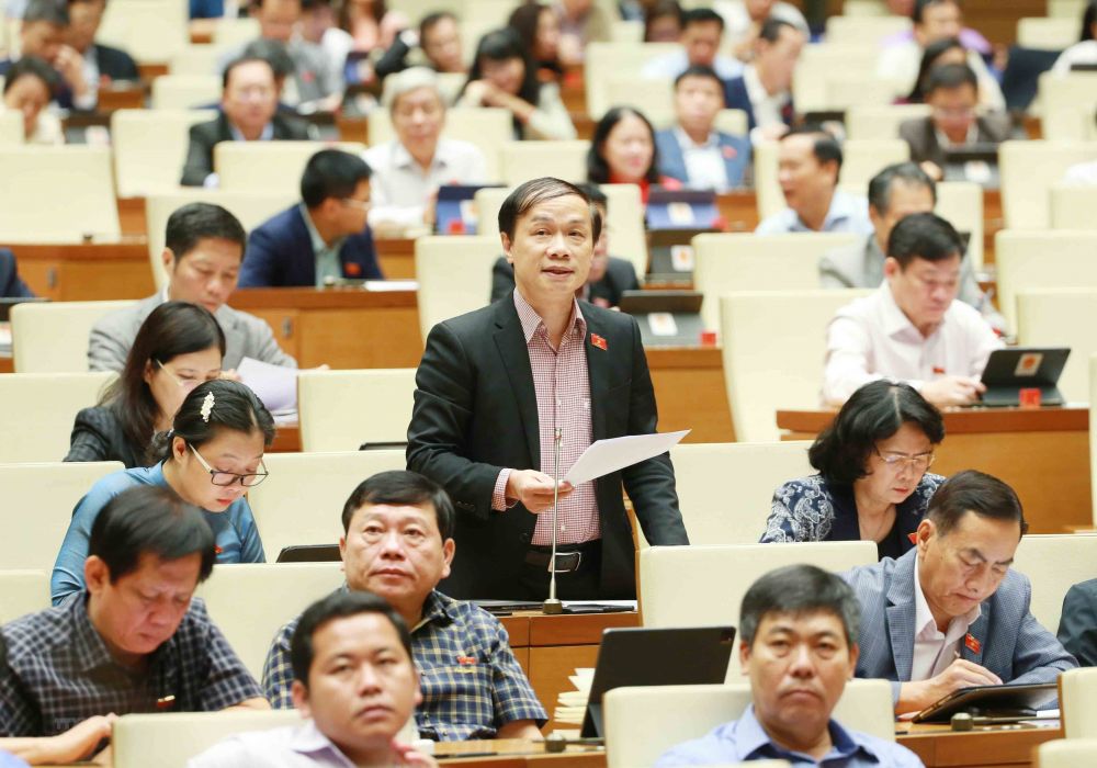 Đại biểu Quốc hội tỉnh Vĩnh Long Phạm Tất Thắng phát biểu. (Ảnh: Phương Hoa/TTXVN) Kỳ họp thứ 10, Quốc hội khóa XIV: Đề xuất đẩy mạnh đầu tư phát triển nguồn nhân lực