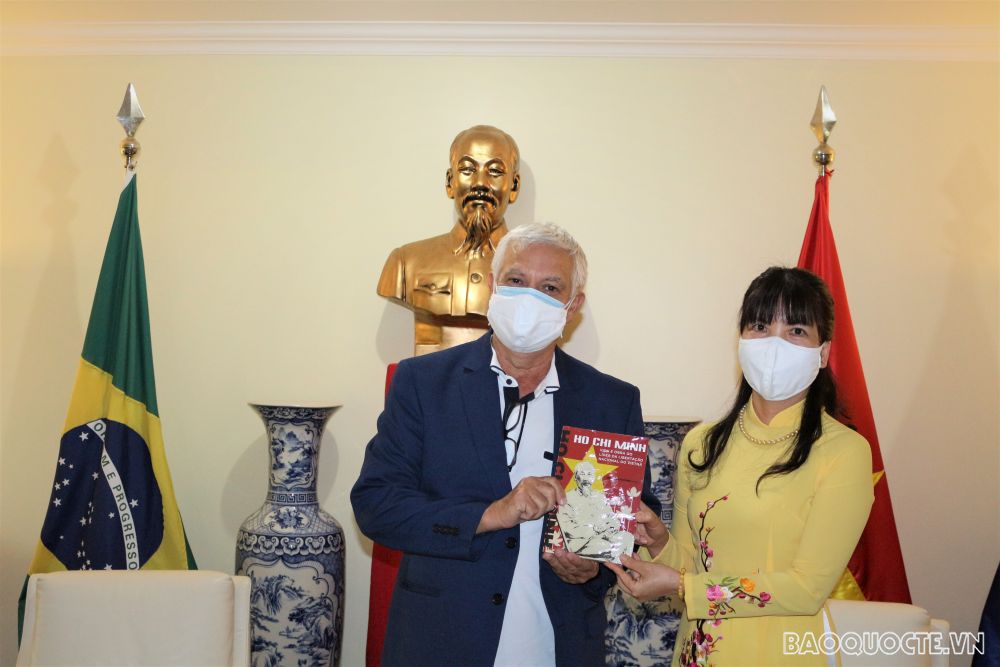 Đại sứ Phạm Thị Kim Hoa và Ông Romênio Pereira - Thư ký ban Quan hệ quốc tế Đảng Công nhân Brazil. Tăng cường hơn nữa quan hệ hữu nghị, hợp tác Việt Nam-Brazil