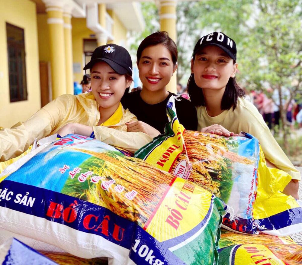 Các người đẹp Việt Nam đồng hành cùng doanh nghiệp đi ủng hộ đồng bào vùng lũ lụt miền Trung. Hoạt động từ thiện: Cuộc phiêu lưu từ lòng tốt, xu hướng mới trong và sau Covid-19