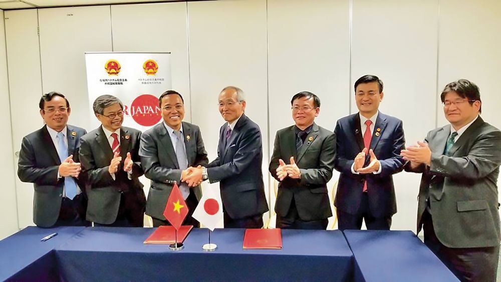 Lãnh đạo Cục Ngoại vụ Bộ Ngoại giao và Lãnh đạo các địa phương Việt Nam chụp ảnh kỷ niệm cùng Chủ tịch Hiệp hội Đào tạo nghề Zenkei, Nhật Bản tại Lễ ký kết Bản ghi nhớ hợp tác.